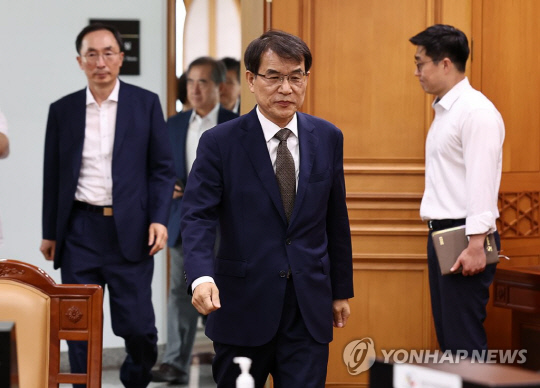 노태악 선관위원장이 30일 고위직 간부들의 자녀 특혜 채용 의혹 관련 대응 방안 등을 논의하기 위해 열린 긴급회의에 참석하고 있다. 연합뉴스